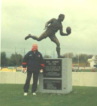 Roger standing next to statue of Puig-Aubert